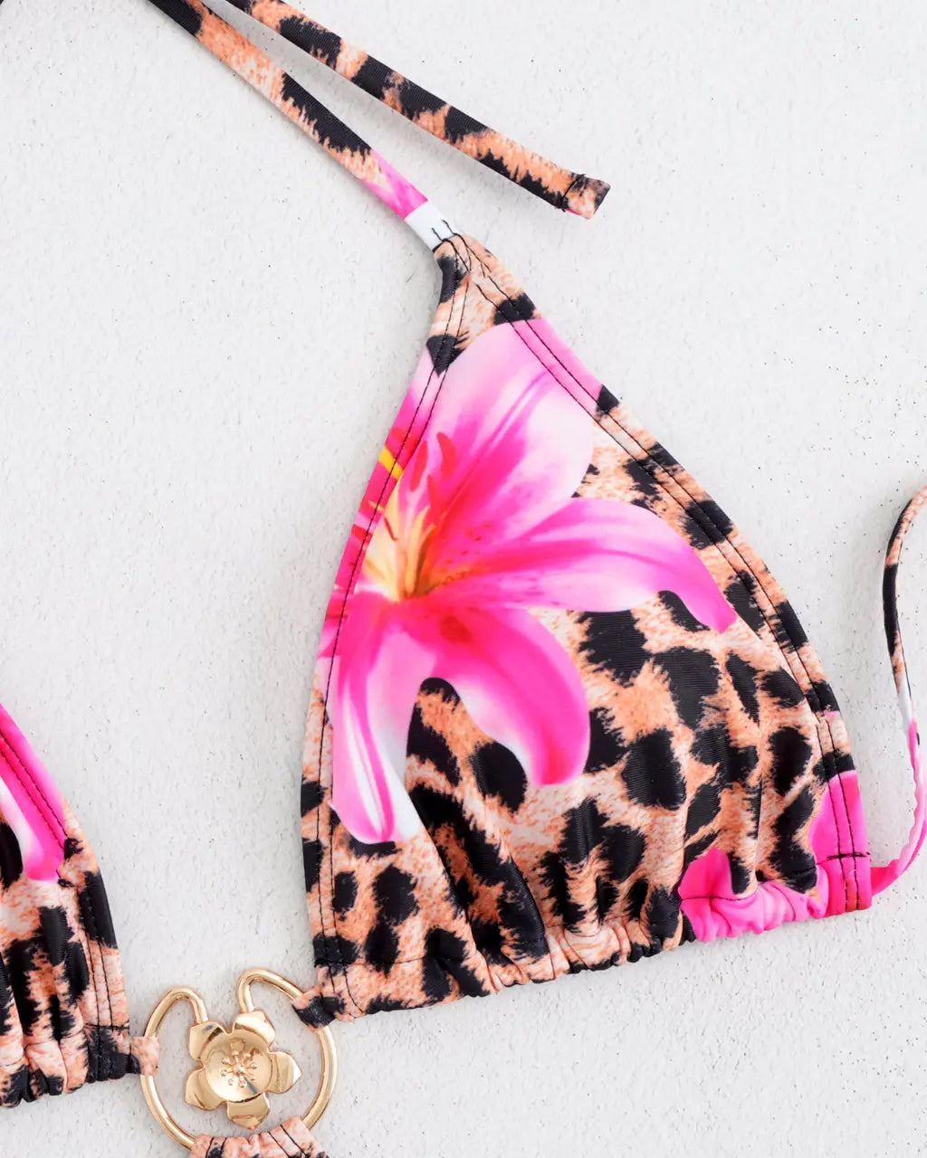 Maillot de bain une pièce à découpes imprimé léopard et rose avec anneau doré