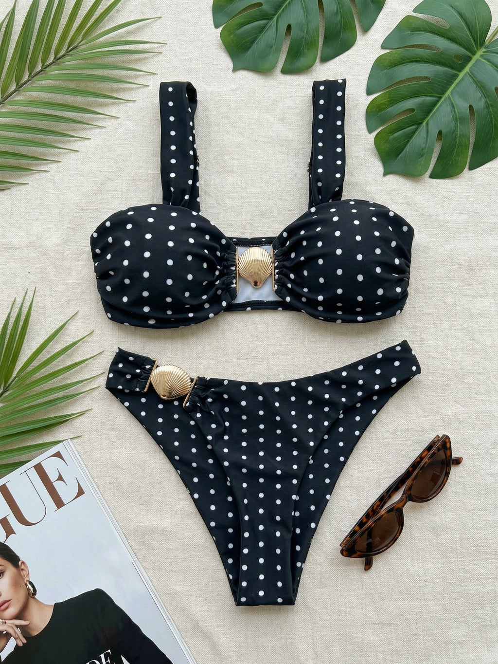 Chic bikini noir et blanc à pois, coupe haute, avec liens sur les côtés