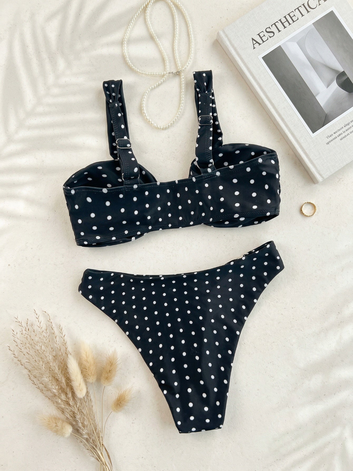 Chic bikini noir et blanc à pois, coupe haute, avec liens sur les côtés