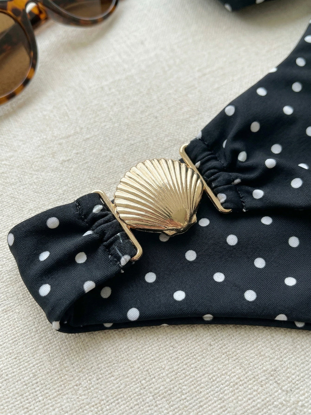 Chic bikini noir et blanc à pois, coupe haute, avec liens sur les côtés