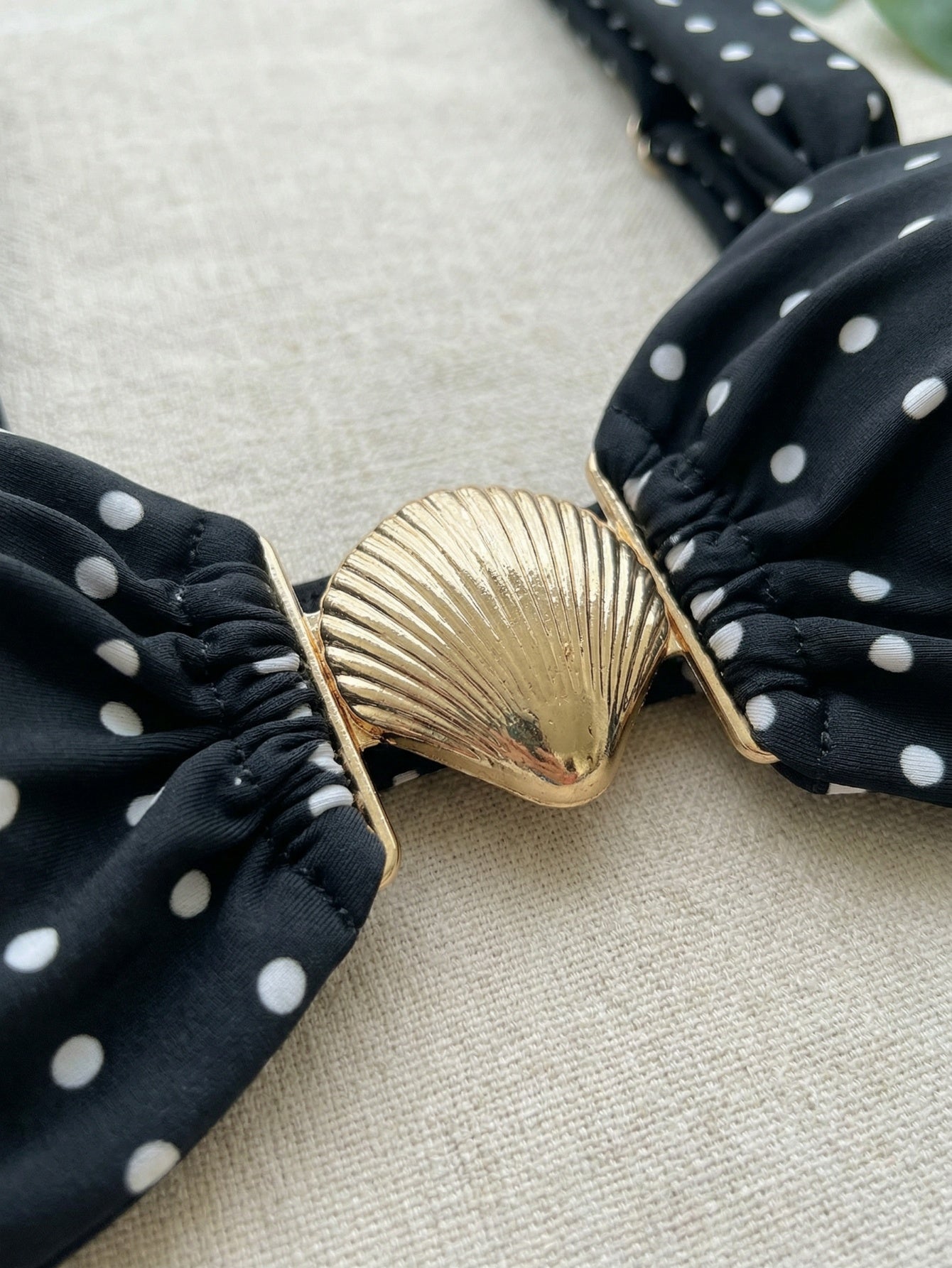 Chic bikini noir et blanc à pois, coupe haute, avec liens sur les côtés