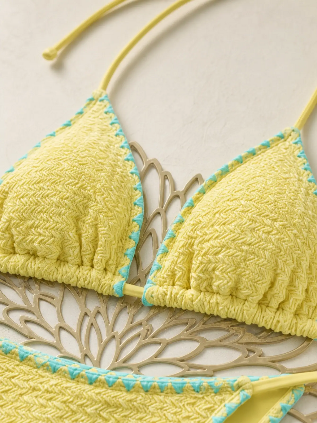 Ensemble bikini jaune à haut halterneck (haut et bas vendus séparément)