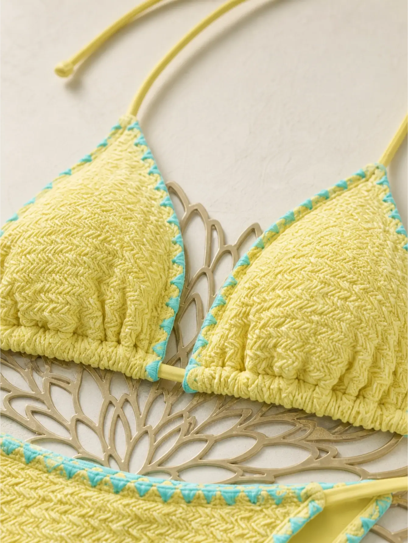 Ensemble bikini jaune à haut halterneck (haut et bas vendus séparément)