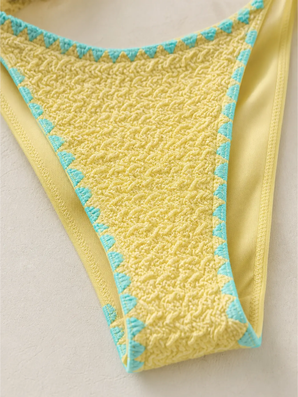 Ensemble bikini jaune à haut halterneck (haut et bas vendus séparément)