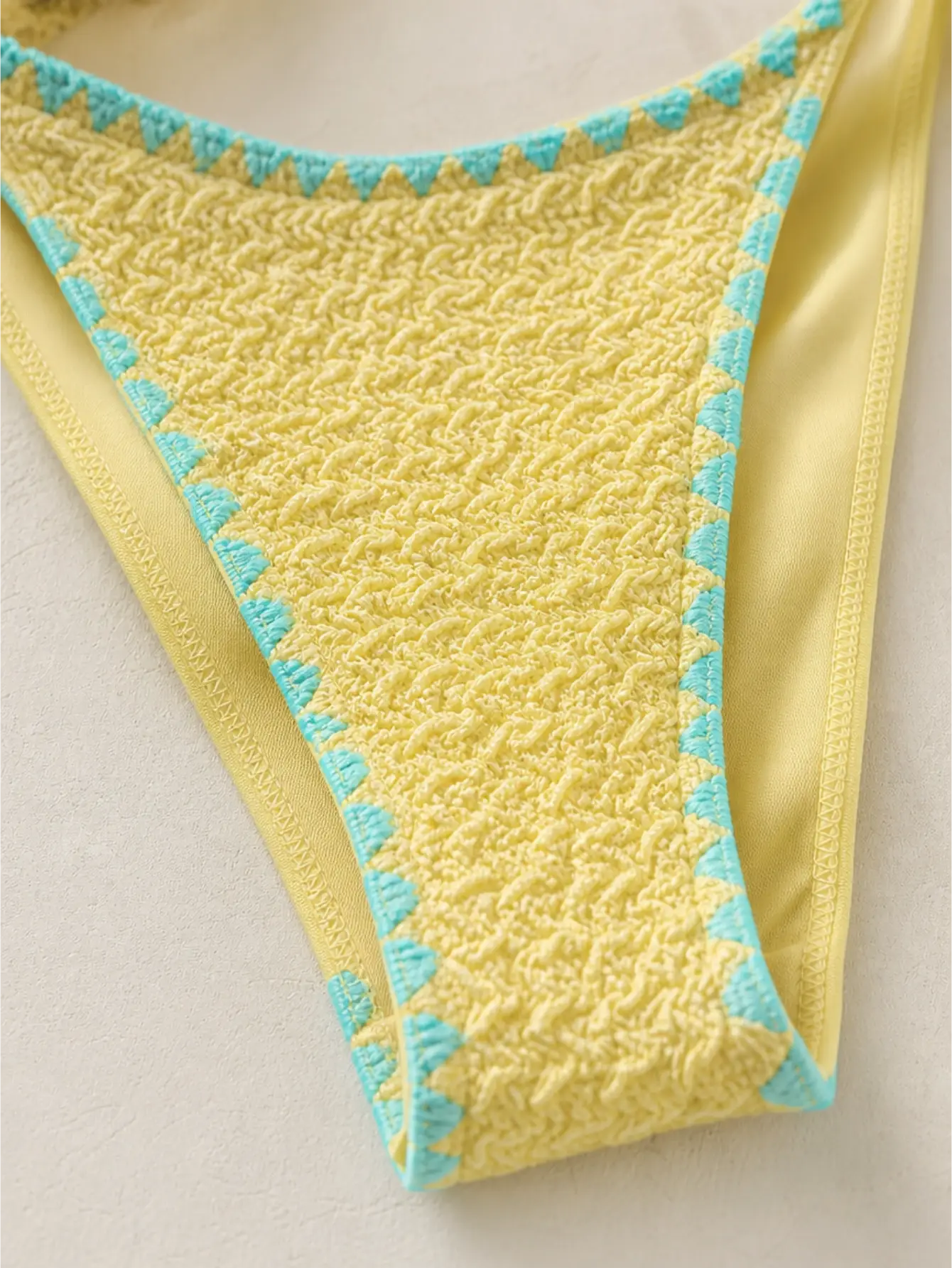 Ensemble bikini jaune à haut halterneck (haut et bas vendus séparément)